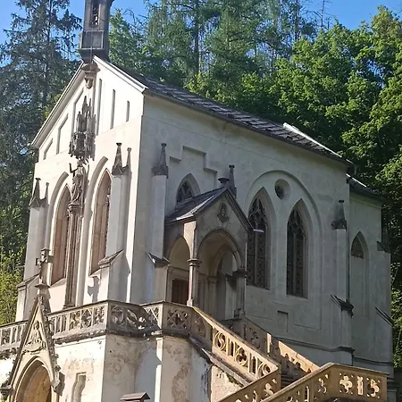 Luksusowy namiot Praha Glamping Nucice 380 *